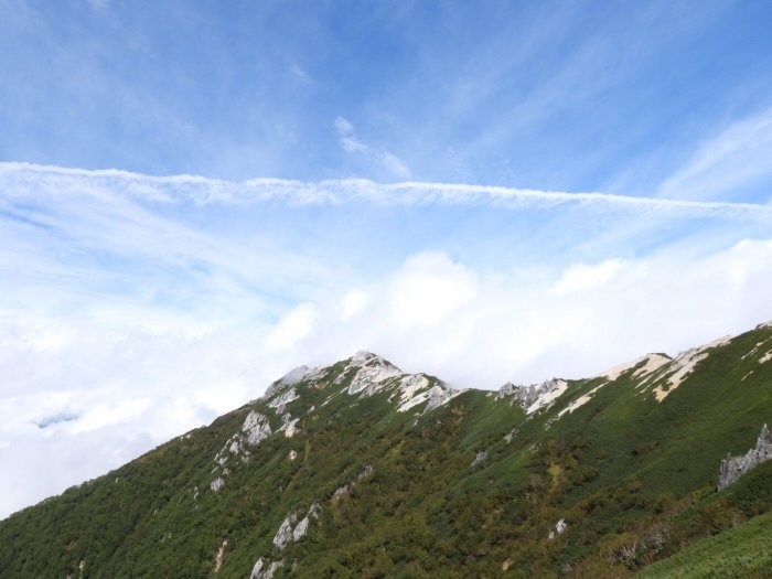 【山荘付近から望む燕岳山頂】
